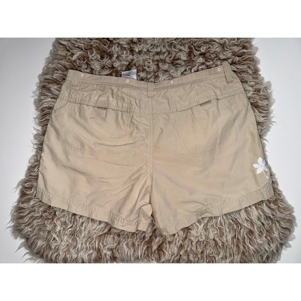 Columbia women’s tan light weight shorts - Picture 12 of 12